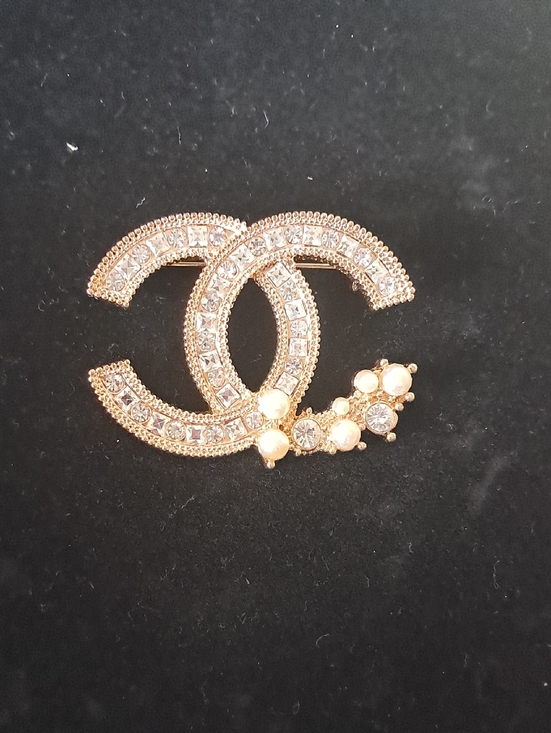 Fashion Jewelry Jewelry - Fashion Jewelry Gold-Tone Crystal & Pearl CC-Style Brooch